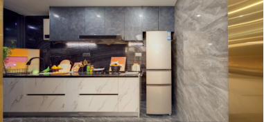 110.77㎡金属条边装饰点缀空间，时尚大气